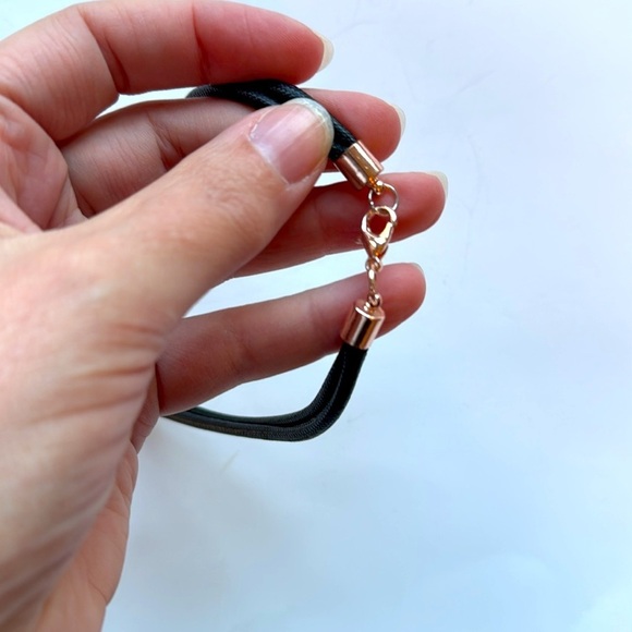 Elegant Rose Gold Circle Link Necklace - Picture 4 of 5